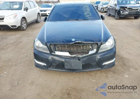 2013 Mercedes-Benz C 300 Sport 4Matic z USA, uszkodzony, nr VIN WDDGF8AB0DR252642